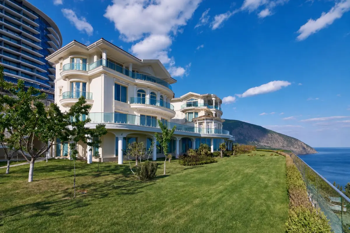 Дом 3000 м² в Гурзуфе, участок 52 сот.