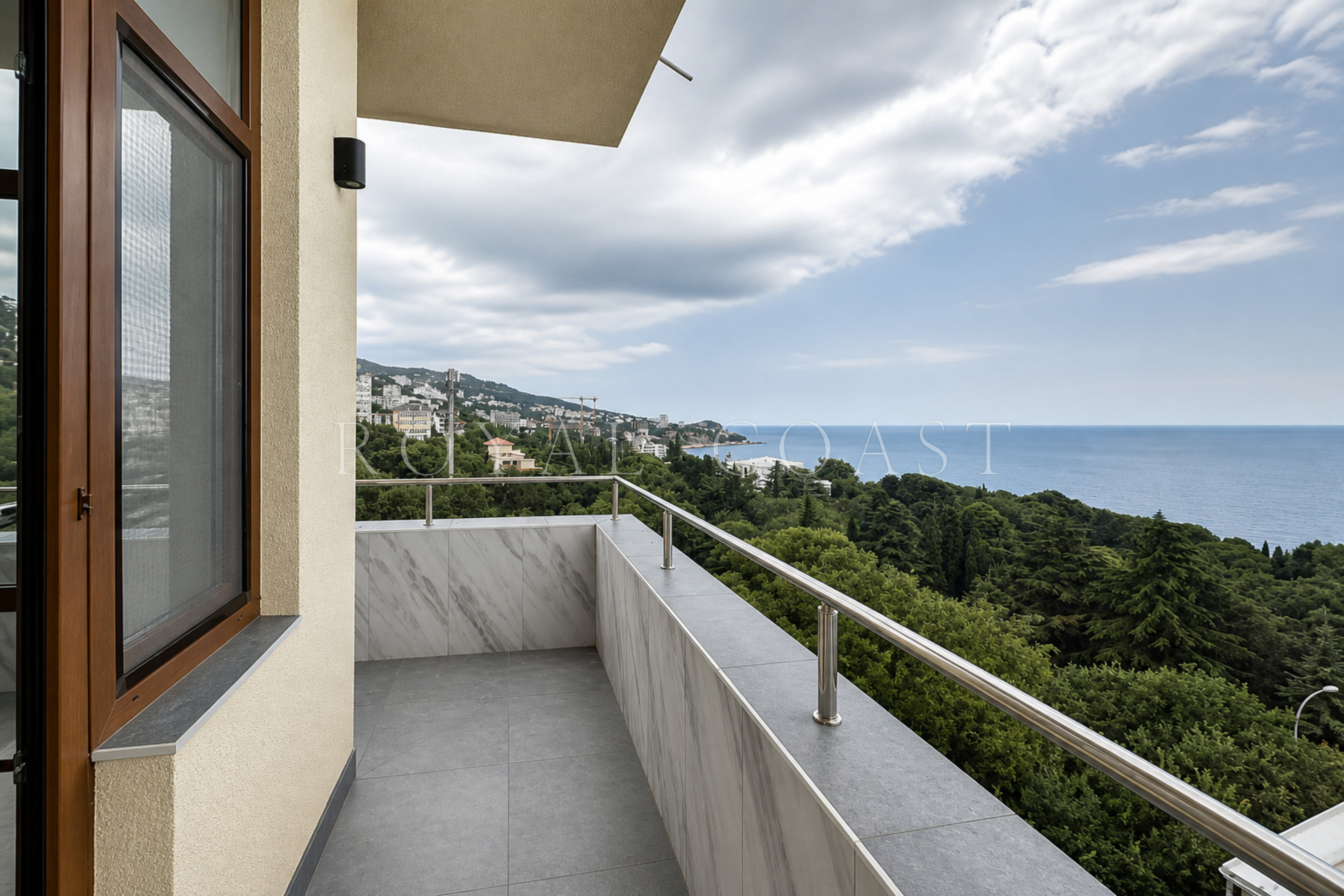 Трёхкомнатная квартира в Алупке, 120 м²