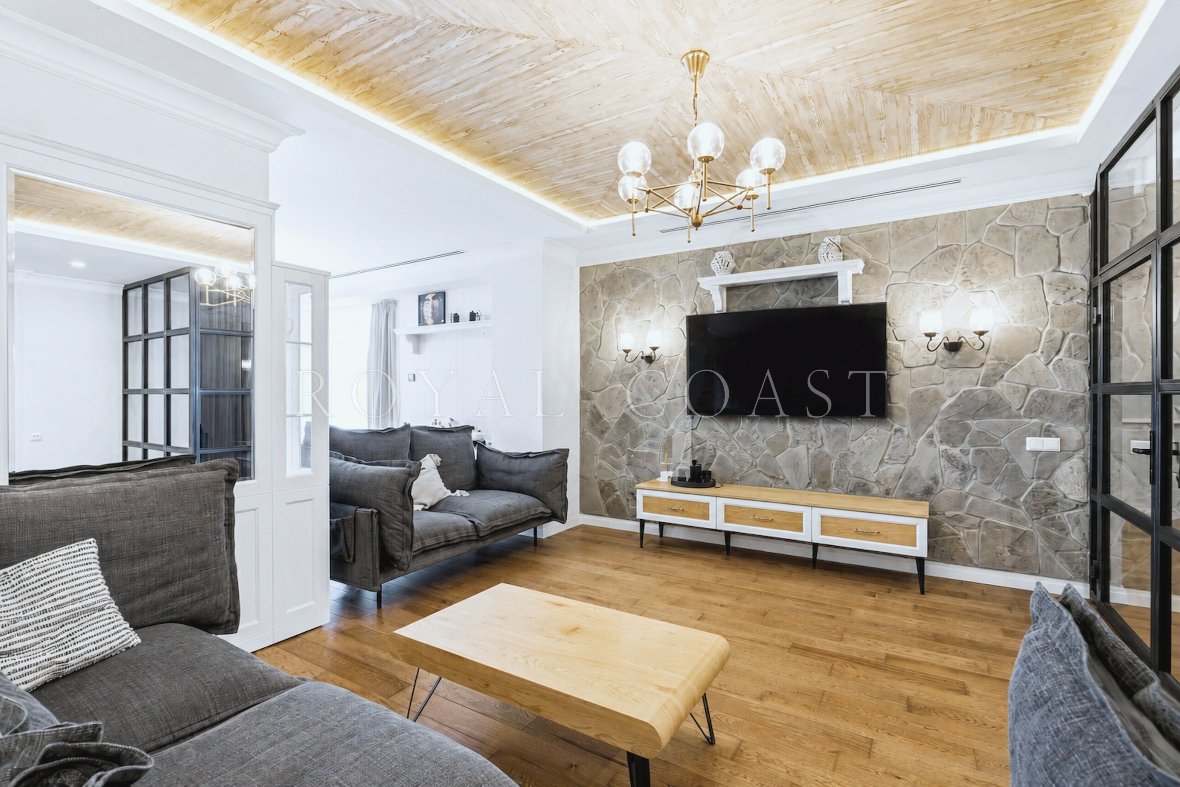 Четырёхкомнатная квартира в Ялте, 179 м²